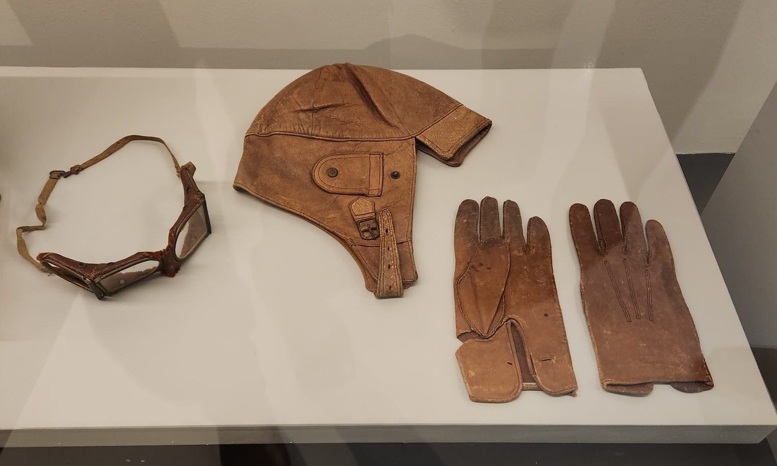Óculos, luvas e gorro utilizados por Santos-Dumont. ORIGINAIS