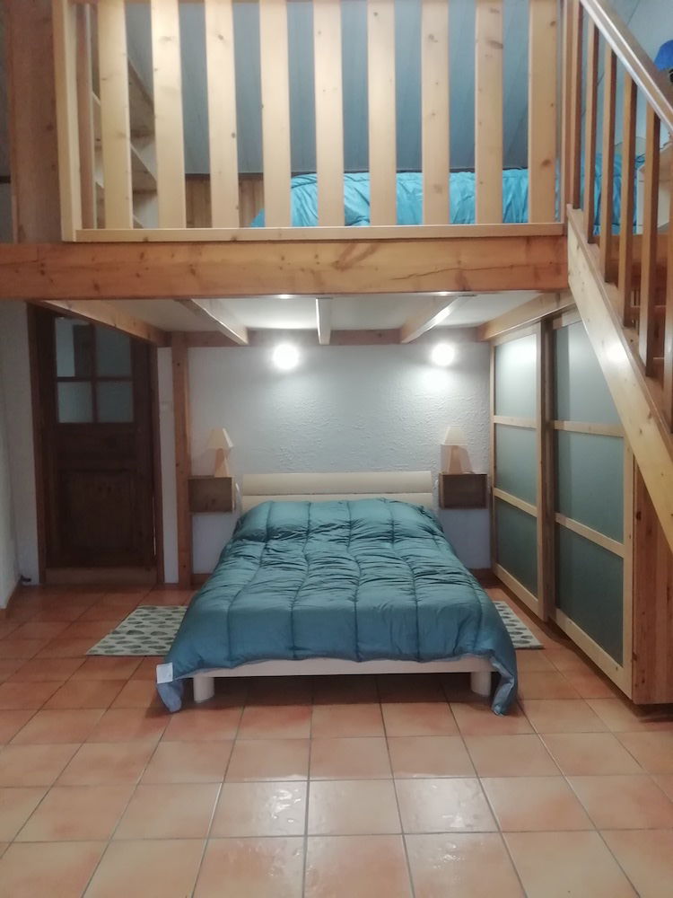 Chambre avec mezzanine, au-dessus du local débarras.