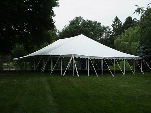 128 Guest – 30×60 Pole Tent – Round Tables