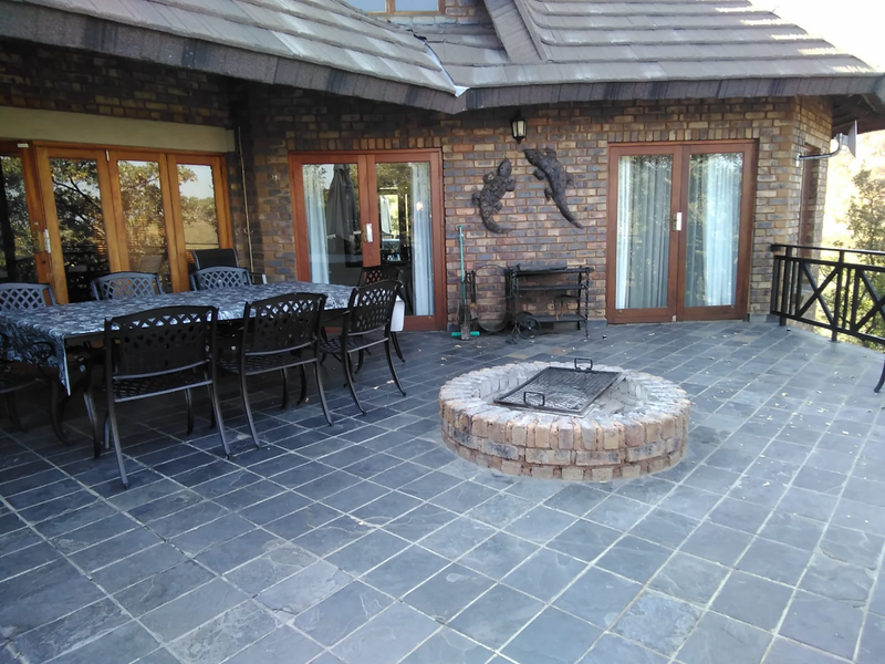Deck Patio Furniture, Braai and swimming pool Mafuta Lodge Mabalingwe