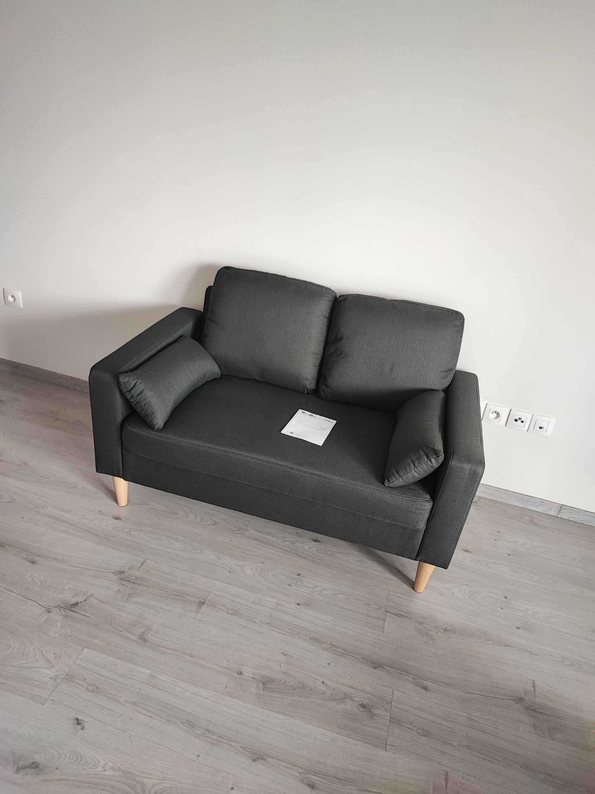 Montage de meuble & agencement d'un canapé 2 places Conforama.