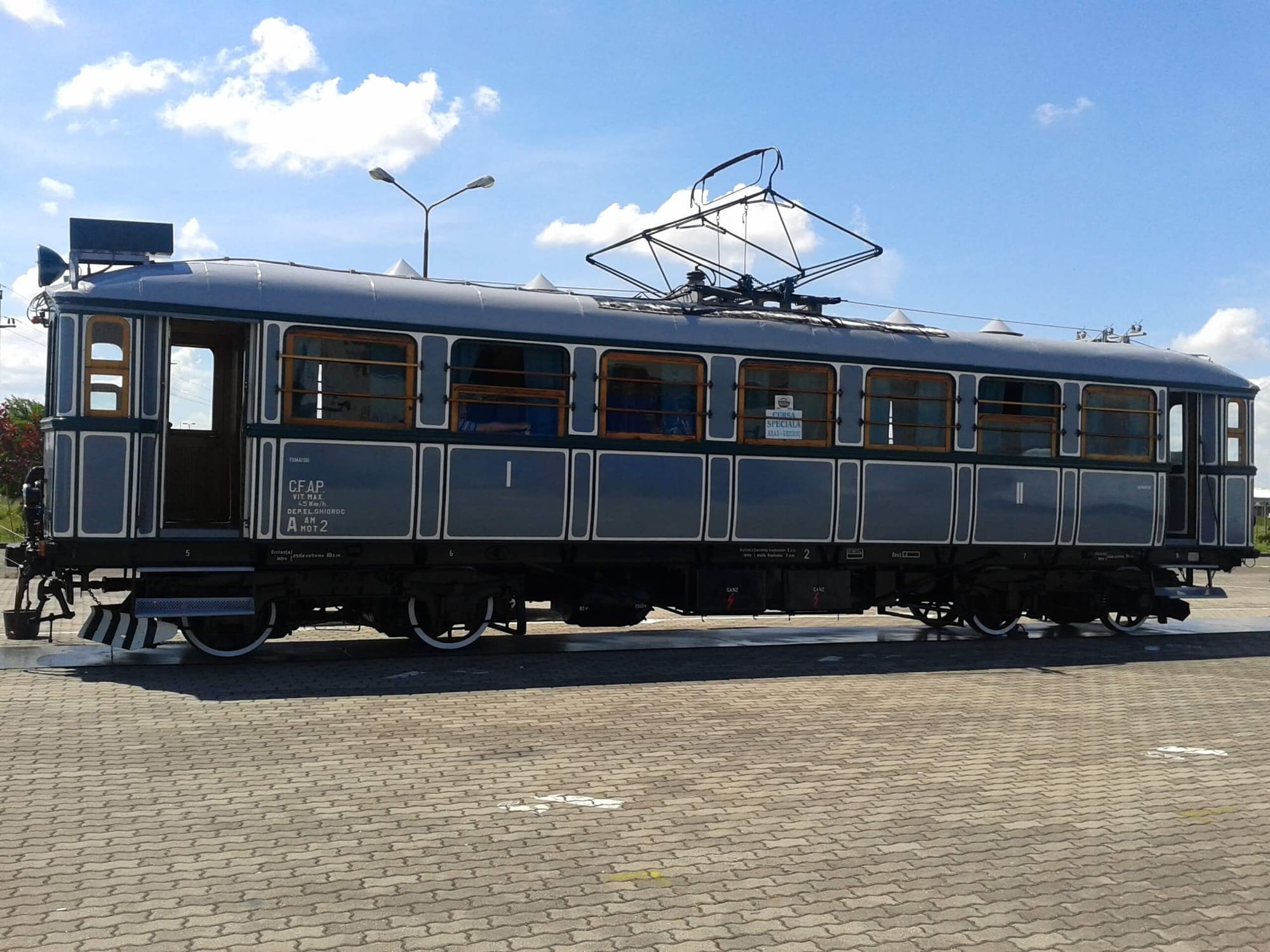 Ganz villamos motorkocsi, az Arad-Hegyalja útvonalon közlekedő „Zöld Nyíl” vonatból