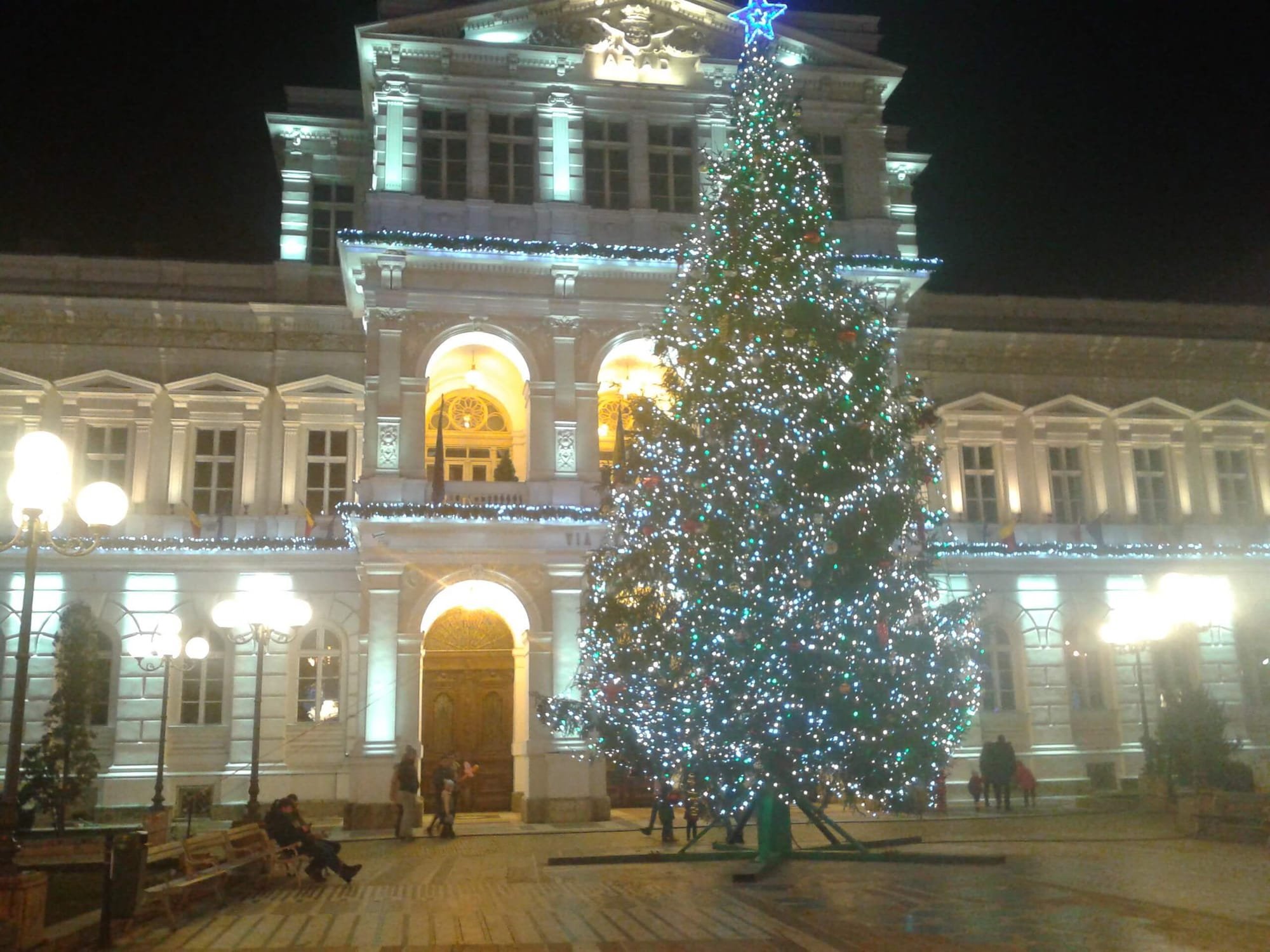 Karácsonyfa az Aradi Városháza  előtt