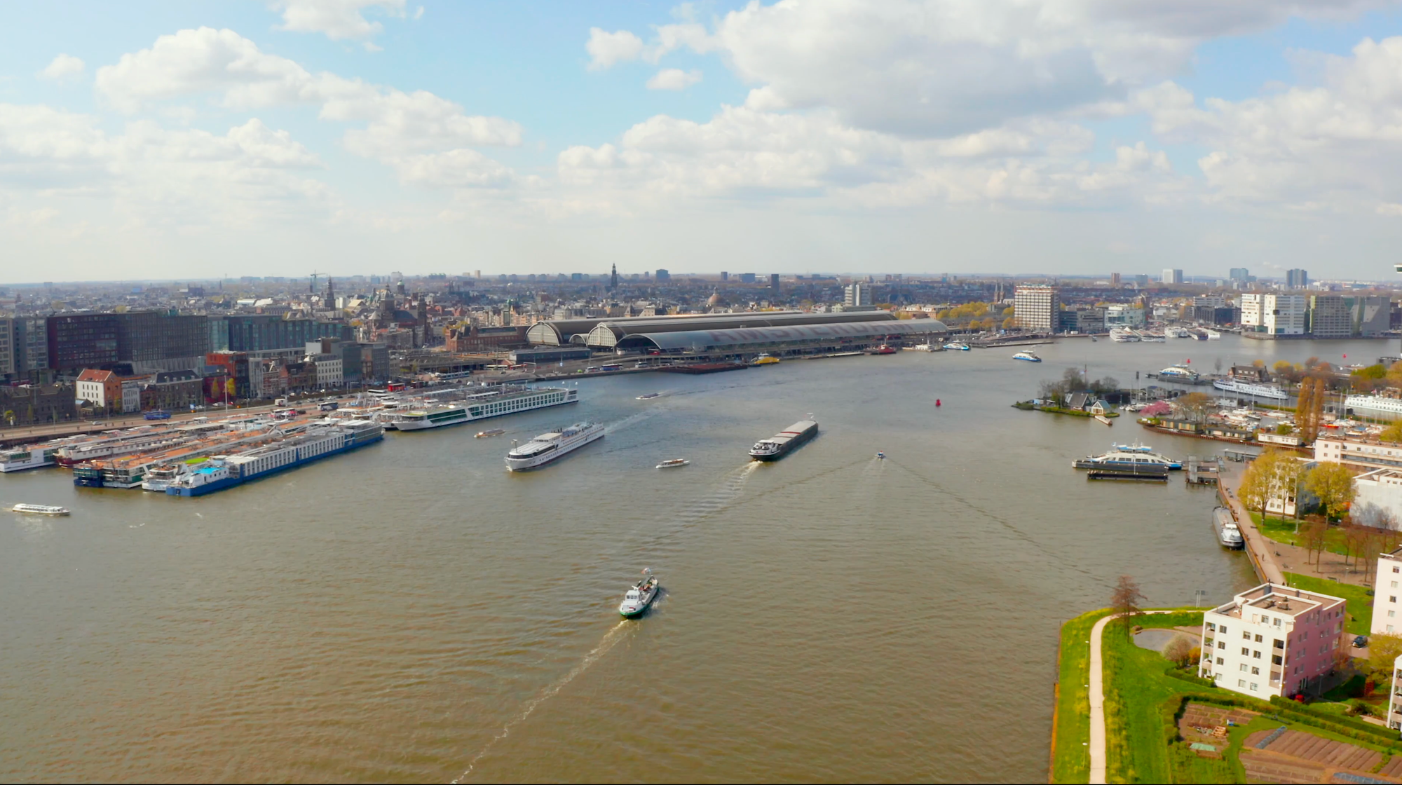 Enquanto Brasil Engatinha no Turismo Marítimo, Holanda Pensa em Restringir Navios de Cruzeiro para Evitar o Excesso de Turistas em Amsterdã