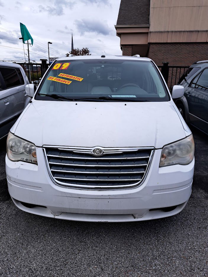 2009 Chrystler Town and Country Touring-White - www.deesautossales.com