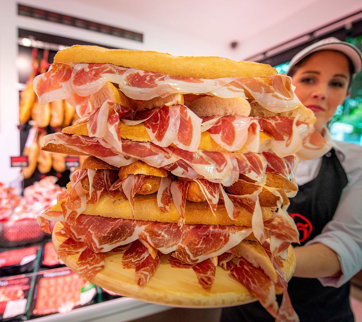 A híres Serrano sonka szendvicsben - A salamancai bárok többségében kérheted és frissen szelnek belőle neked.