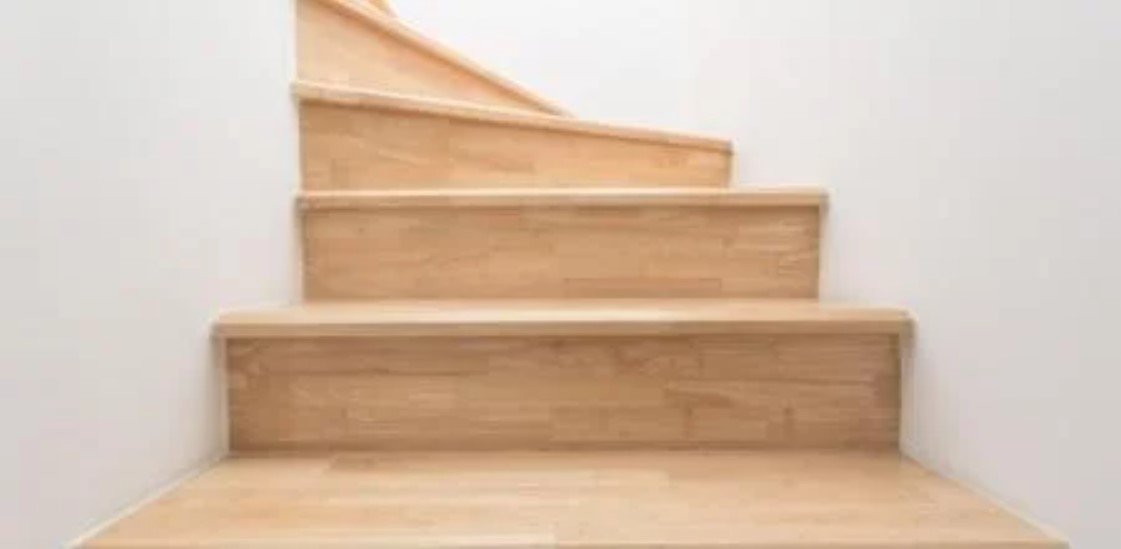 Sablage d'escalier bois mou