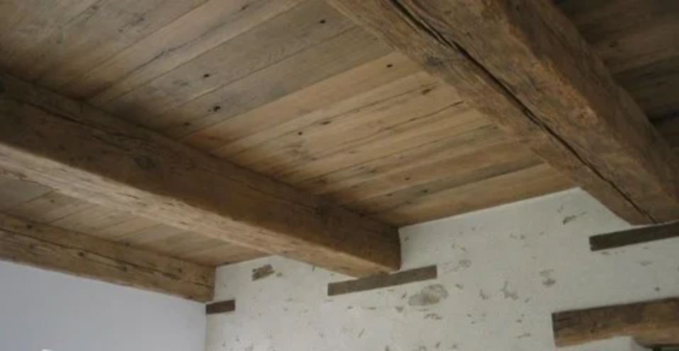 Comment construire un plancher sur des poutres de bois?
