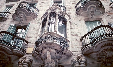 La Casa Calvet est effectivement une œuvre de l’architecte Antoni Gaudí