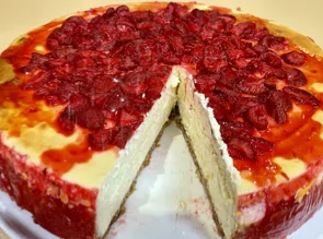 Baked Strawberry Cheesecake - Medium