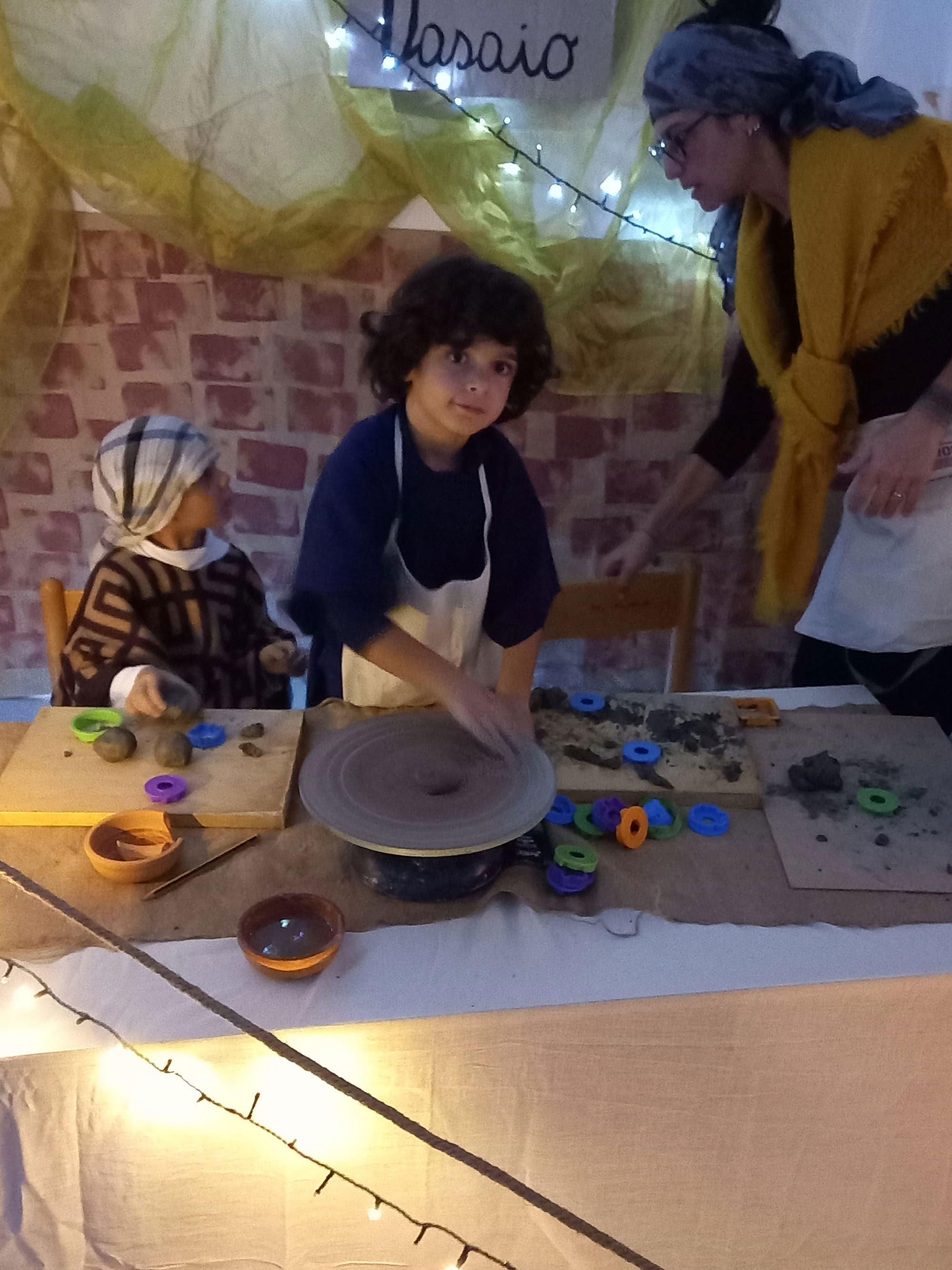 Giulio (5 anni) "vasaio" del presepe vivente Montessori...